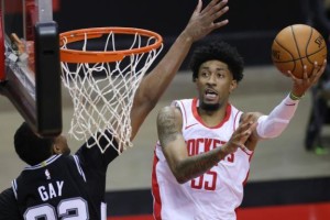 开云-连续7场20+！伍德成火箭双刃剑 防守存致命漏洞