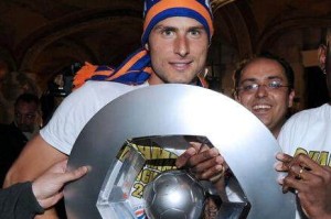 开云体育下载-【人物】福将吉鲁 十年一冠？